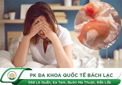 dịch âm đạo ra kèm theo máu